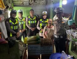 Sambangi Warga dan Bagikan Bantuan, Satlantas Polres Pelabuhan Makassar Semarakkan HUT Bhayangkara ke-80