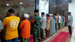 Bangun Kemanunggalan TNI-Rakyat, Babinsa Kodim 1409/Gowa Laksanakan Safari Subuh di Pallangga