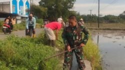 Wujudkan Lingkungan Asri, Babinsa Kodim 1409/Gowa Pimpin Karya Bakti di Jalan Poros Pallangga