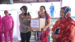 Sambut HUT Bhayangkara ke-80, Kapolres Pelabuhan Makassar Salurkan Sembako untuk Masyarakat di Cambayya