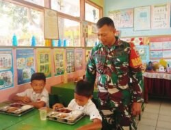 Babinsa Tompobulu Kodim 1409/Gowa Pastikan Penyaluran Makan Bergizi Gratis di Sekolah Berjalan Lancar dan Higienis