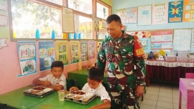 Babinsa Tompobulu Kodim 1409/Gowa Pastikan Penyaluran Makan Bergizi Gratis di Sekolah Berjalan Lancar dan Higienis
