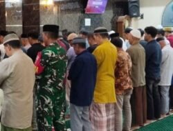 Safari Subuh di Masjid Jami Al-Muhajirin, Babinsa Koramil 1409-01/Somba Opu Pererat Silaturahmi