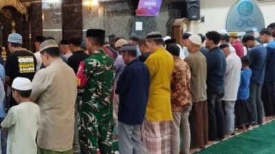 Safari Subuh di Masjid Jami Al-Muhajirin, Babinsa Koramil 1409-01/Somba Opu Pererat Silaturahmi