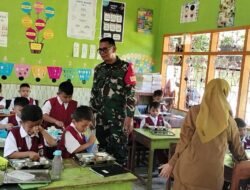 Pastikan Tepat Sasaran, Babinsa Koramil 05/Pallangga Kawal Distribusi Makan Bergizi Gratis di Desa Kampili