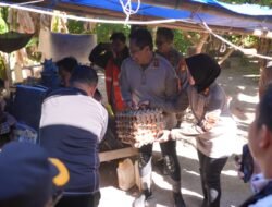 Door to Door di Pulau Lanjukang, Kapolres Pelabuhan Makassar Dampingi Kapolda Sulsel Bagikan Sembako kepada Warga