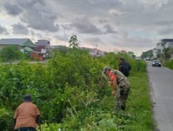Wujudkan Lingkungan Sehat, Babinsa Kodim 1409/Gowa Pimpin Kerja Bakti di Lingkungan Tombolo