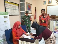 Pastikan Penyaluran Tepat Sasaran, Babinsa Koramil 1409-03/Bontomarannu Dampingi Pembagian BLT Dana Desa