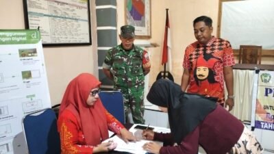 Pastikan Penyaluran Tepat Sasaran, Babinsa Koramil 1409-03/Bontomarannu Dampingi Pembagian BLT Dana Desa