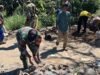 Sinergi Membangun Desa, Babinsa Koramil 1409-07/Tompobulu Bersama Warga Perbaiki Selokan