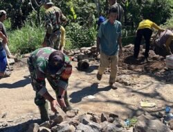 Sinergi Membangun Desa, Babinsa Koramil 1409-07/Tompobulu Bersama Warga Perbaiki Selokan
