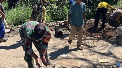 Sinergi Membangun Desa, Babinsa Koramil 1409-07/Tompobulu Bersama Warga Perbaiki Selokan