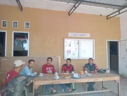 Perkuat Sinergi, Babinsa Koramil 1409-08/Bontonompo Ajak Perangkat Desa Romanglasa Tingkatkan Pelayanan Publik