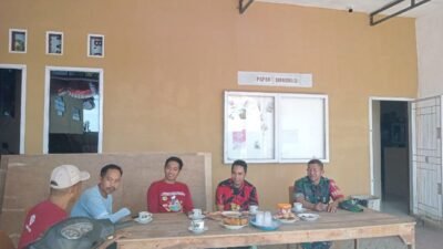 Perkuat Sinergi, Babinsa Koramil 1409-08/Bontonompo Ajak Perangkat Desa Romanglasa Tingkatkan Pelayanan Publik
