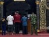 Dekatkan Diri dengan Warga Binaan, Babinsa Kodim 1409/Gowa Gelar Safari Subuh Berjamaah