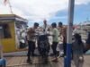 Bukan Sekadar Patroli, Polisi Polsubsektor Sangkarrang Bantu Warga Turun dari Kapal di Pulau Barrang Lompo
