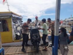 Bukan Sekadar Patroli, Polisi Polsubsektor Sangkarrang Bantu Warga Turun dari Kapal di Pulau Barrang Lompo