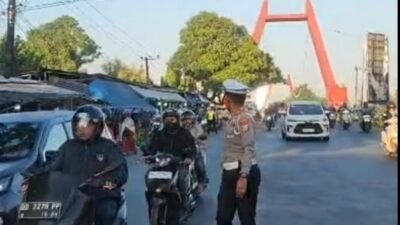 Perdana Bertugas,Kasat Lantas Polresta Gowa Turun Langsung Layani Pengguna Jalan di Jembatan Kembar