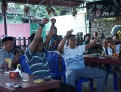 Dandim 1409/Gowa Bersama Warga Nobar Piala Dunia: Inggris vs Norwegia Berlangsung Seru