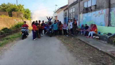 Peduli Kebersihan Lingkungan, Babinsa Kodim 1409/Gowa Bersama Warga Kelurahan Pandang-pandang Gotong Royong