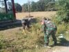 Peduli Kebersihan Lingkungan, Babinsa Kodim 1409/Gowa Bersama Warga Mappakasunggu Gelar Karya Bakti