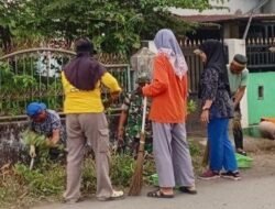 Bangun Budaya Gotong Royong, Camat dan Danramil Somba Opu Bersama Warga Bersihkan Saluran Air