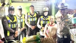 Polres Pelabuhan Makassar Berbagi Kebahagiaan, Bagikan Bantuan dan Makan Siang untuk Masyarakat
