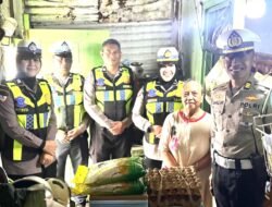 Polres Pelabuhan Makassar Berbagi Kebahagiaan, Bagikan Bantuan dan Makan Siang untuk Masyarakat