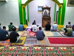 Bangun Kemanunggalan TNI-Rakyat, Babinsa Kodim 1409/Gowa Laksanakan Safari Subuh di Masjid Nurul Jihad