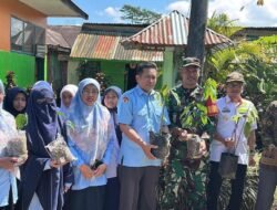 Hijaukan Sekolah dan Pererat Silaturahmi, Babinsa Koramil 07/Tompobulu Kodim 1409/Gowa Gelar Karya Bakti Tanam Pohon Bersama Warga dan Siswa