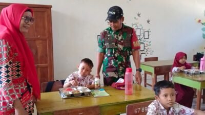 Kawal Pemenuhan Gizi Siswa, Babinsa Koramil 06 Bajeng Kodim 1409/Gowa Dampingi Kegiatan SPPG di Desa Bontosunggu