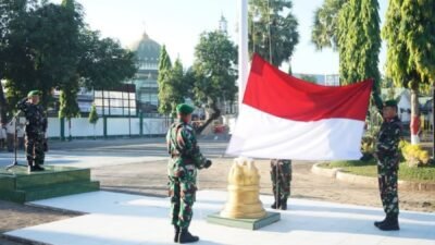 Kasdim 1409/Gowa Pimpin Upacara Pengibaran Bendera Mingguan di Makodim
