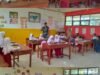 Pastikan Kualitas dan Kelancaran MBG, Babinsa Koramill Bontonompo Kodim 1409/Gowa Turun Langsung Dampingi Pembagian Makanan untuk Siswa Desa Bontolangkasa Selatan