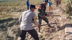 Wujudkan Akses Tani yang Lebih Baik, Babinsa dan Warga Dusun Allu Bahu-Membahu Buka Jalan Swadaya