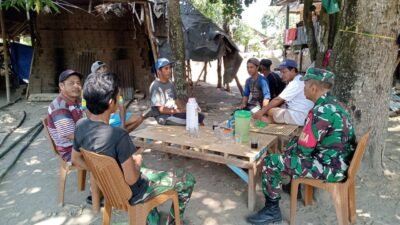 Hadapi Musim Kemarau, Babinsa Desa Romanglasa Edukasi Warga Soal Bahaya Kebakaran dan Kesehatan