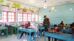 Perkuat Sinergitas TNI dan Sekolah, Babinsa Tompobulu Dampingi Penyaluran MBG di SD Center Malakaji
