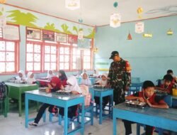 Perkuat Sinergitas TNI dan Sekolah, Babinsa Tompobulu Dampingi Penyaluran MBG di SD Center Malakaji