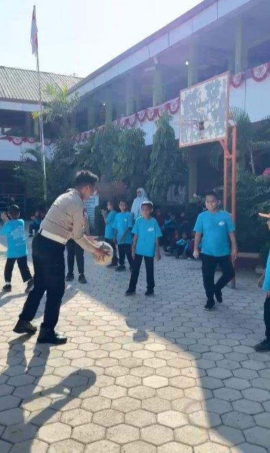 Canda Tawa di Halaman Sekolah Cara AKP Hasan Fadly Ajak Pelajar SD Tertib Berlalu Lintas Lewat Permainan