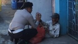 Sentuhan Kemanusiaan di Tengah Tugas, Kasat Lantas Polresta Gowa Berbagi kepada Pemulung