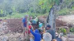 Babinsa dan Warga Cikoro Bahu-membahu Bersihkan Selokan, Wujud Kemanunggalan TNI-Rakyat