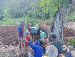 Babinsa dan Warga Cikoro Bahu-membahu Bersihkan Selokan, Wujud Kemanunggalan TNI-Rakyat
