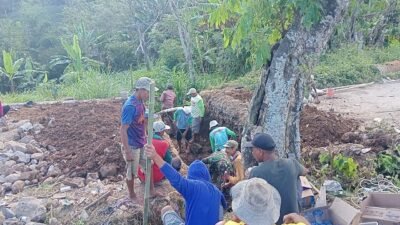 Babinsa dan Warga Cikoro Bahu-membahu Bersihkan Selokan, Wujud Kemanunggalan TNI-Rakyat