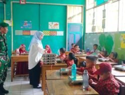 Babinsa Koramil 1409-03/Bontomarannu Pantau Penyaluran Makan Bergizi Gratis di SD Inpres Japing Pattallassang