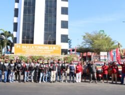 Semarak Kemerdekaan! Sat Intelkam Polres Pelabuhan Makassar Bersama Bajaj Maxim Bagikan 250 Bendera Merah Putih
